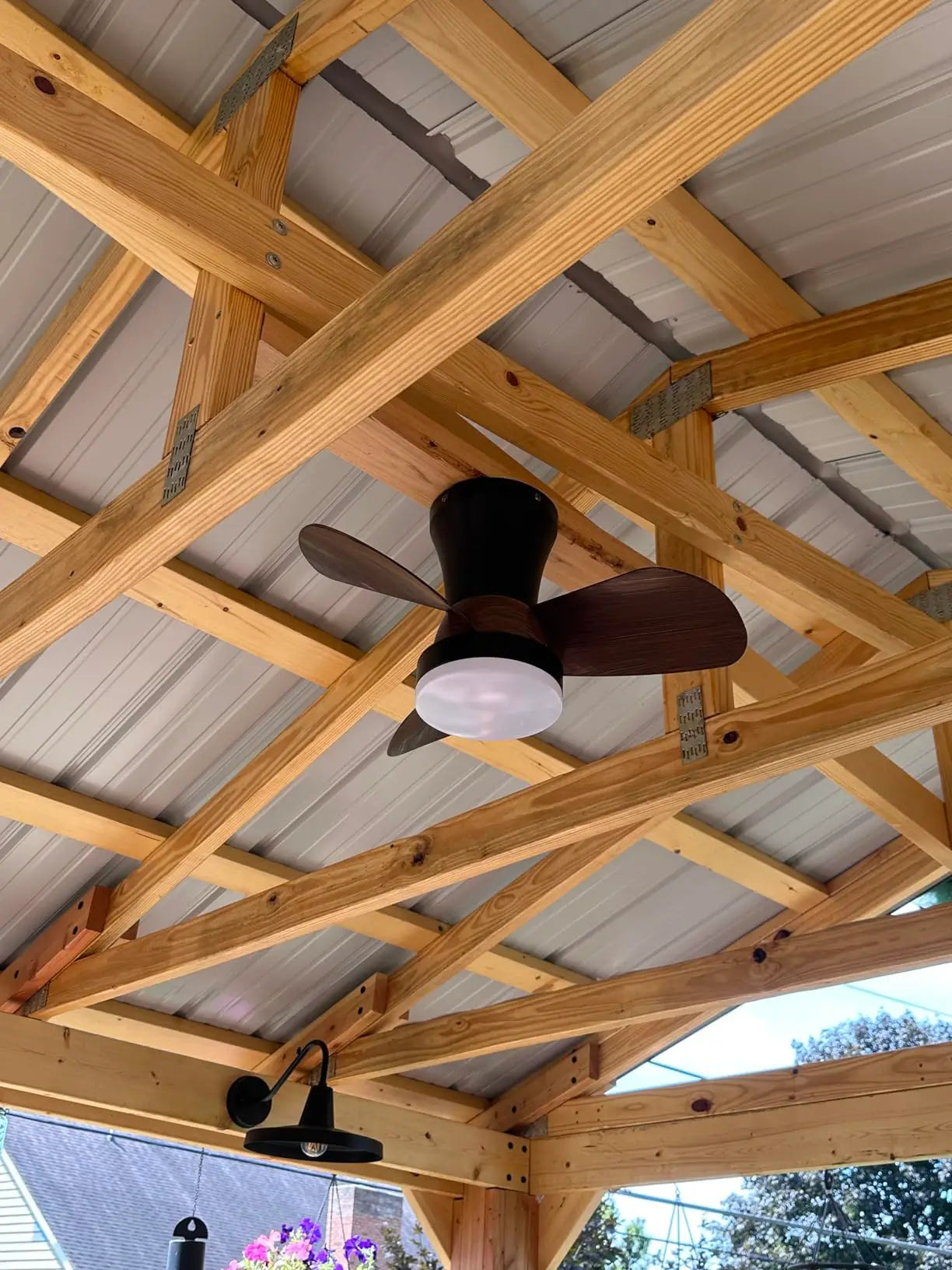 A contemporary ceiling fan featuring a minimalist design with a dimmable light function, providing quiet operation and efficient air circulation for a comfortable home environment.