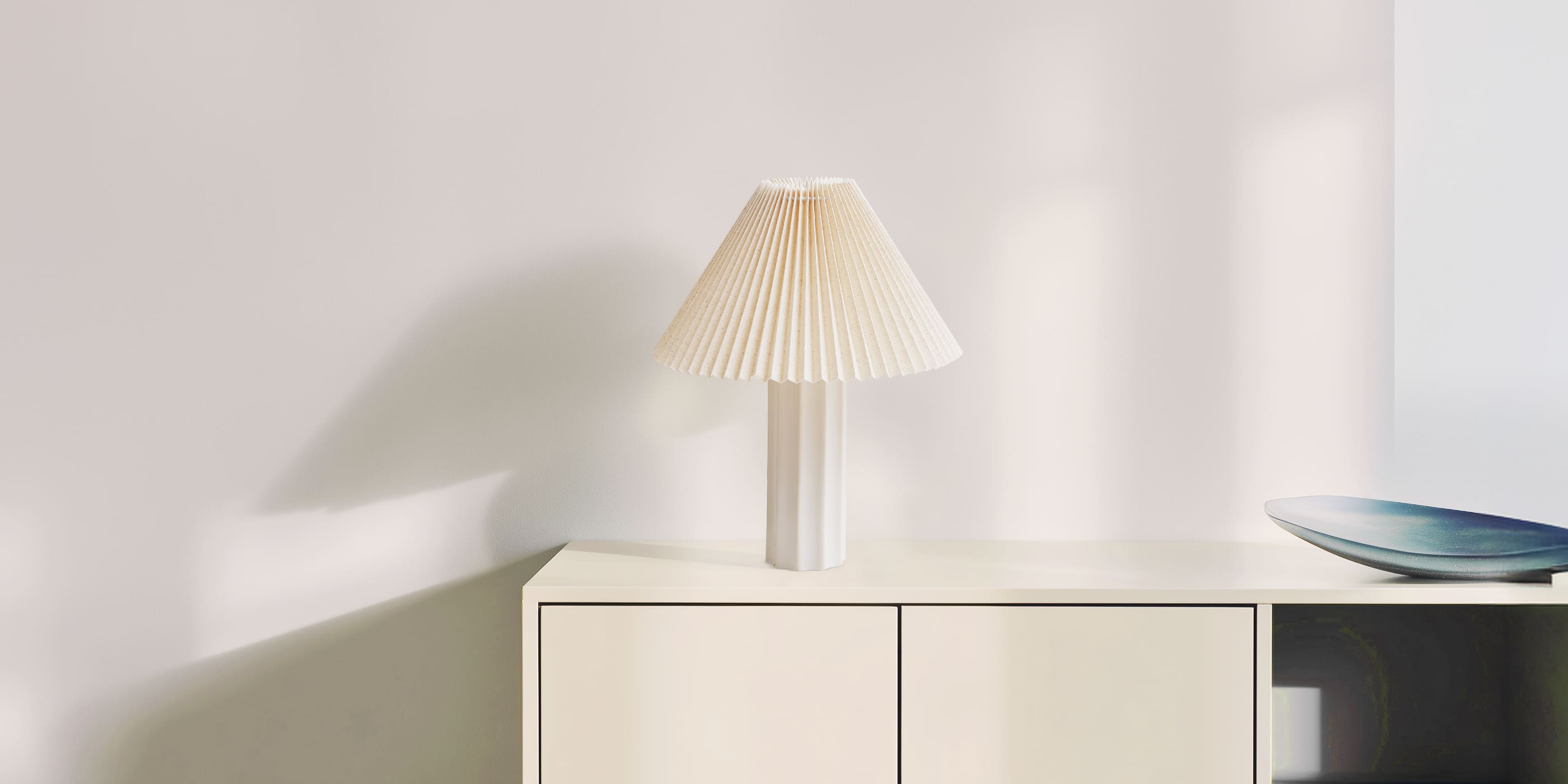 pleated shade ceramic lamp between white chairs_Sunmory table lamps